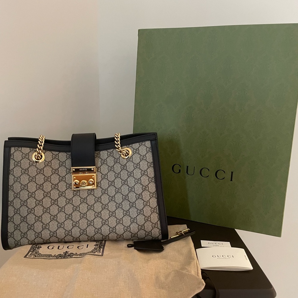 Authentic Gucci GG Supreme Medium Shoulder Bag